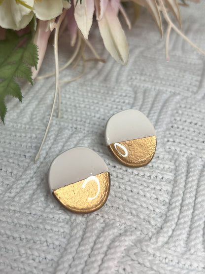 circle-stud-polymer-clay-earrings-white-golden-close-view